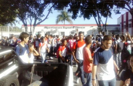 Manhã com protesto de estudantes em Linhares. Veja fotos e o motivo: