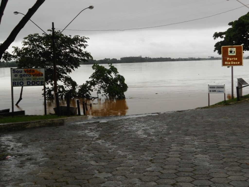 Acompanhando as cheias do Rio Doce: Servidor do Incaper monitora nível com fotos