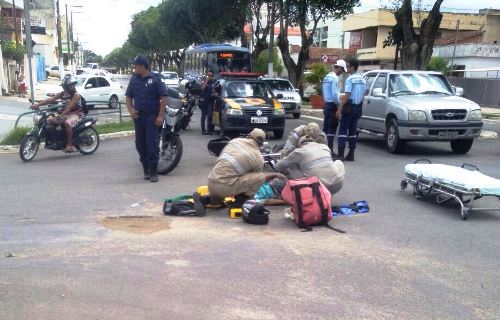 Motociclista fratura perna em acidente no Centro. Foi perto do Cemitério