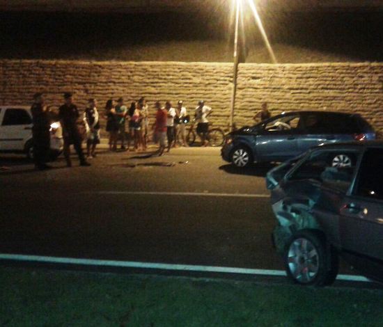 BR-101: Acidente envolve três carros de passeio. Foi em frente à Havan
