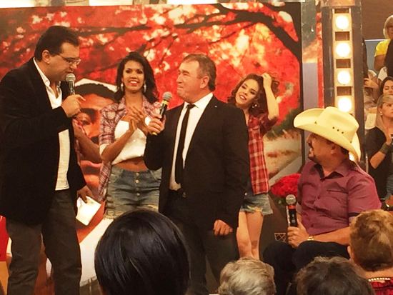 Na telinha: Elias Wagner se apresenta com Amado Batista e “corre” para show em Linhares