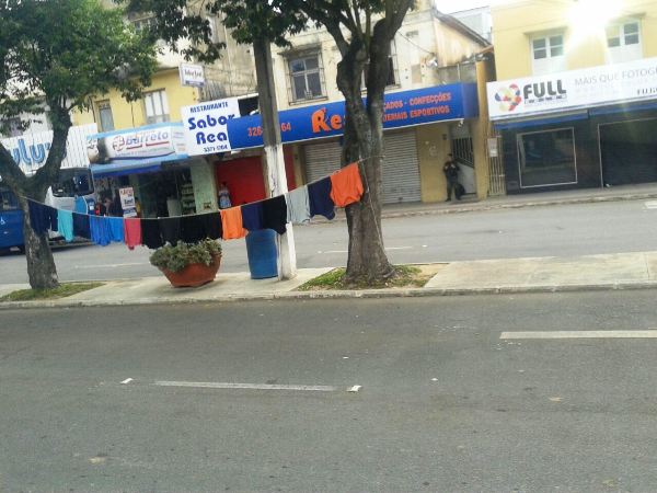 Flagra: varal cheio de roupas em plena avenida, no Centro de Linhares