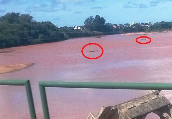 Pescadores ignoram contaminação provocada por lama com rejeitos de minério e pescam no Rio Doce