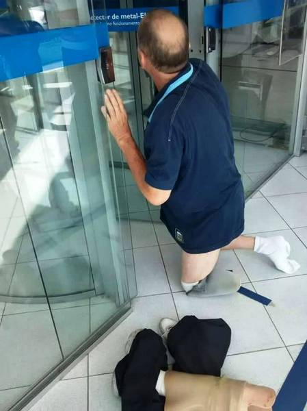 Absurdo: deficiente físico se desfaz de prótese para entrar em agência bancária