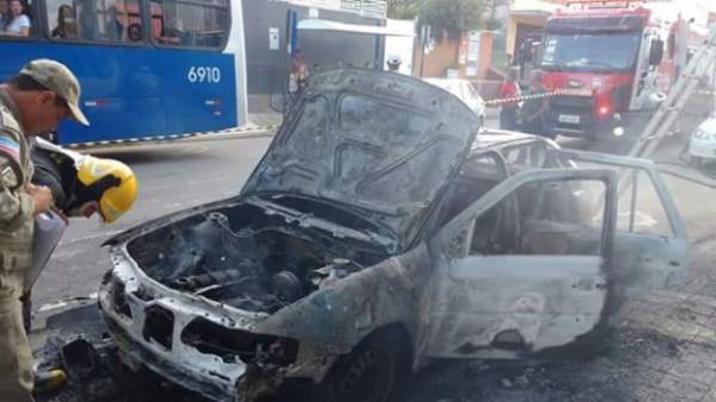 Na mídia: Carro estacionado pega fogo e assusta em Colatina