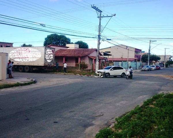 Caminhão e automóvel colidem na “Esquina Abençoada”, no Interlagos