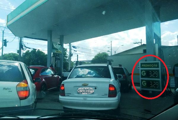 Gasolina: Posto faz promoção e motoristas enfrentam fila em Linhares