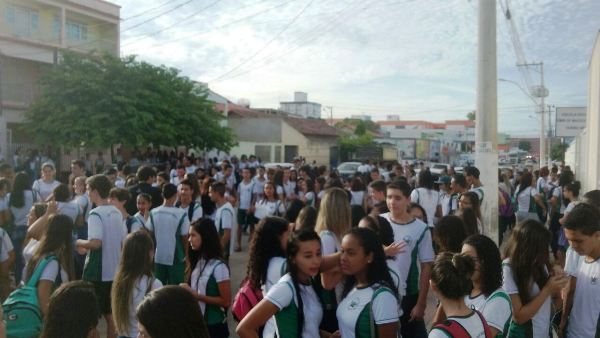 Protesto de estudantes no Centro de Linhares marca manhã de 1º de abril
