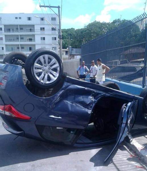 Acidente na entrada de Linhares. Carro fica com rodas para cima