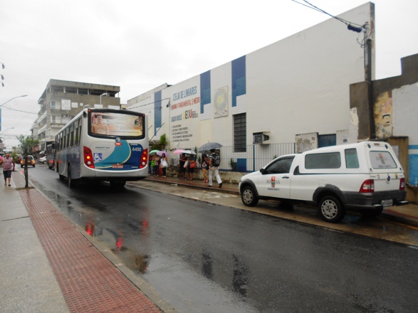 Carro estacionado em espaço para ponto de ônibus 