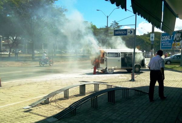 Kombi pega fogo em frente à concessionária de veículos, no Shell