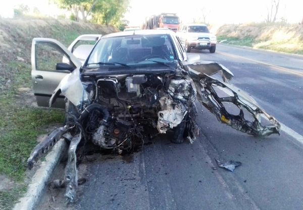 Carro fica com a frente destruída em acidente na BR-101, perto do Posto Jequitibá