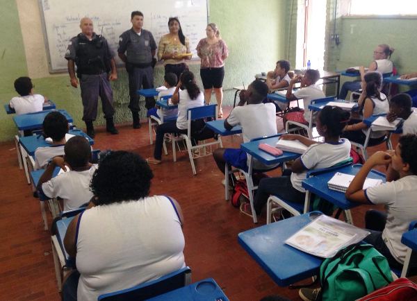 O que a Polícia Militar faz nesta sala de aula? Foi no Poli 2