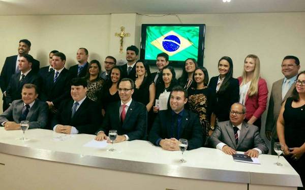 Solenidade na 3ª Subseção: novos advogados felizes da vida ao receberem a carteira da OAB