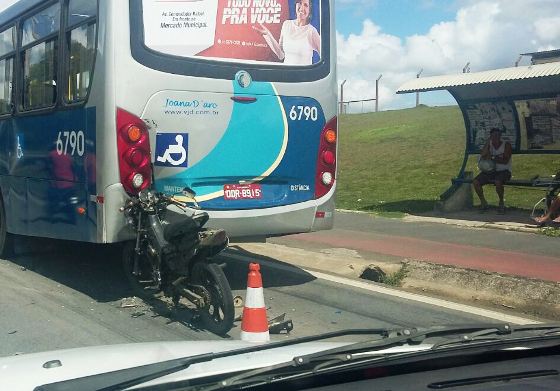 BR-101: moto colide e fica “agarrada” a traseira de ônibus em Linhares