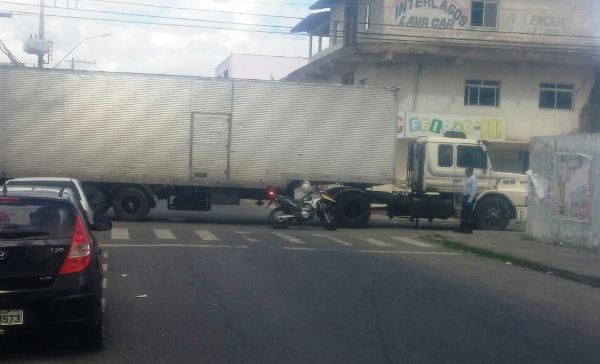 Carreta quebra em cruzamento, no Interlagos