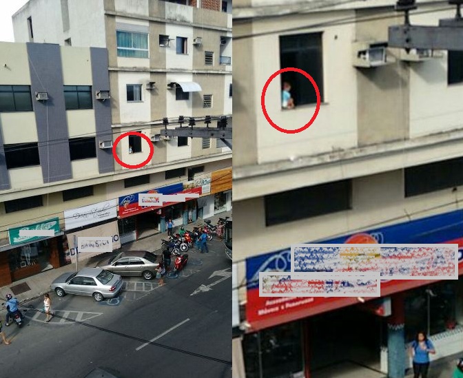 Coração na mão: criança é vista sentada em parapeito de janela, no Centro de Linhares