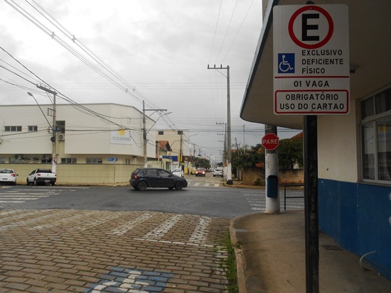 Centro: mulher pega carona em frente ao INSS e escapa de estupro após revelar a profissão