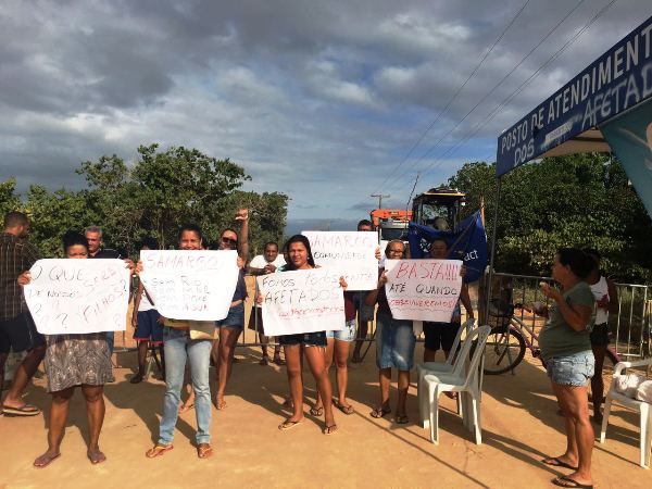 Vídeo: moradores de Regência montam até posto de atendimento no bloqueio