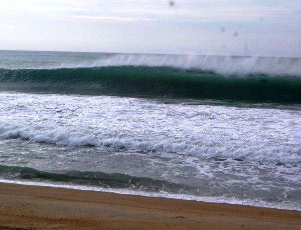 Surfista sofre grave acidente no mar de Regência, litoral de Linhares