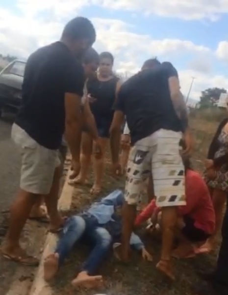 Dois feridos em acidente de moto na BR-101, no Canivete