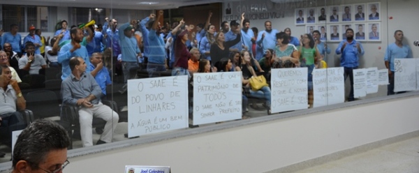 Câmara de Linhares agenda sessão extraordinária para ouvir servidores do SAAE