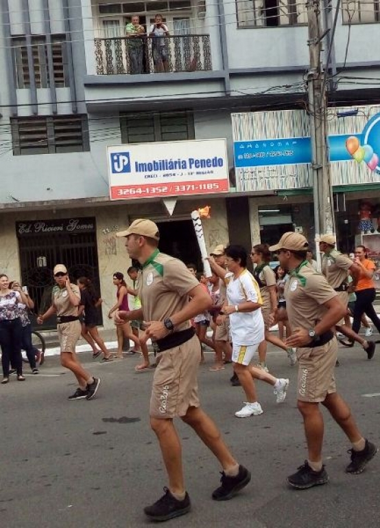 Olha Ela! Tocha Olímpica ‘transforma’ a quarta-feira em Linhares. Veja fotos: