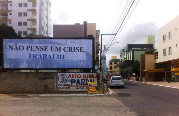 Internauta: Frase de incentivo chama a atenção em outdoor no Araçá