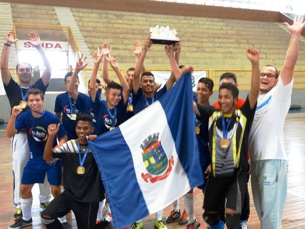 Atletas da Escola Antonieta Banhos comemoram troféu dos JEES