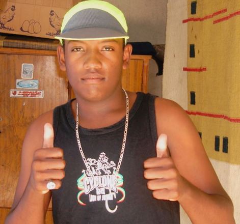 Homicídio: morre adolescente baleado quando seguia para o trabalho