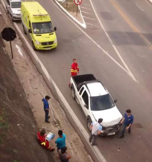 Carro recebe “fechada” na cabeceira da Ponte Joaquim Calmon