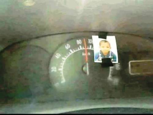 Foto de filho no velocímetro para pai não passar dos 100 km/h