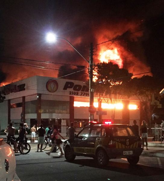 Vídeo e fotos: Incêndio de grande proporção na Loja Ponto de Luz em Linhares