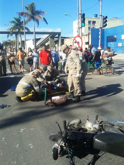 No cruzamento: Acidente entre moto e carro deixa mulher ferida na BR-101