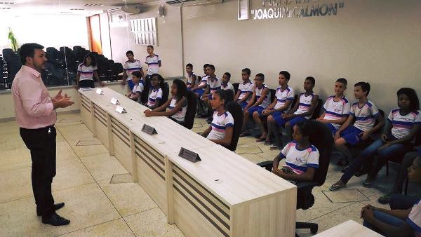 Estudantes têm aula diferente na Câmara Municipal de Linhares