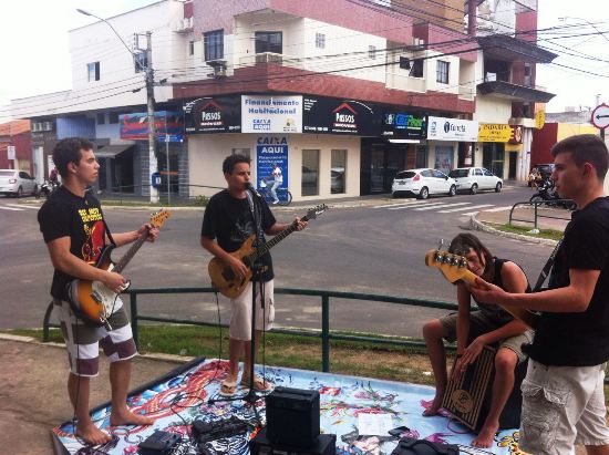 O rock da banda Ponto de Ônibus no Centro de Linhares