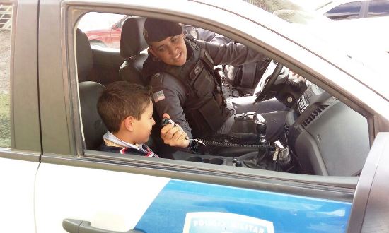 Aniversário: menino pede para conhecer policiais e andar na viatura do GAO