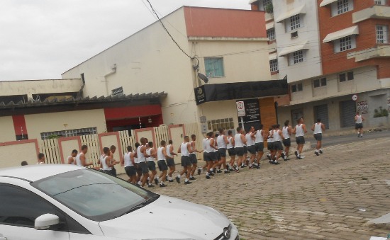 Educação física coletiva chama a atenção no Centro de Linhares