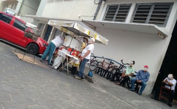 Ambulante ocupa espaço para estacionamento de veículo no Centro