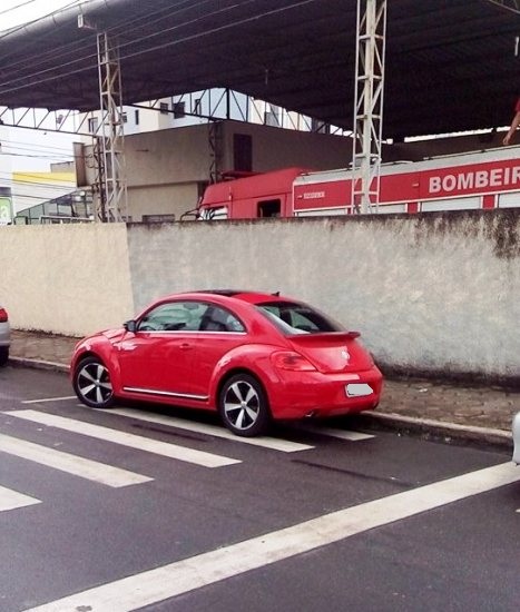 “Carrão” estaciona em faixa de pedestre no Centro de Linhares