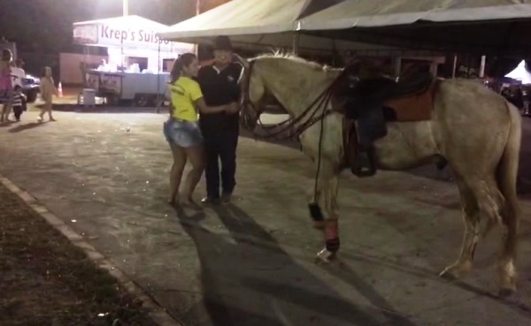 Vídeo: Cavalo ciumento não deixa dono dançar no Forró Pontal 2016. Dama teve que desistir