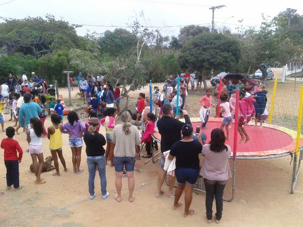 Voluntários promovem tarde inesquecível em Regência no Dia de Linhares