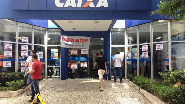 Greve: bancários colam cartazes nas agências de Linhares