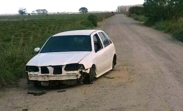 Carro é ‘depenado’ no interior de Linhares