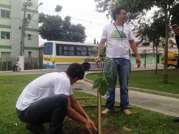Adote Linhares: Primeira das mais de mil árvores é plantada na Praça 22 de Agosto