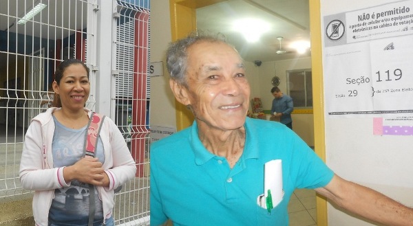 Quero votar logo: veja declaração de duas pessoas no 1º lugar da fila em Linhares