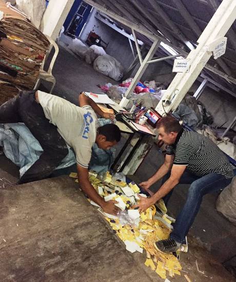 Candidato leva ‘sobras’ de material de campanha para reciclagem