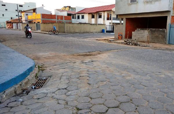 Buraco causa risco de acidente no BNH