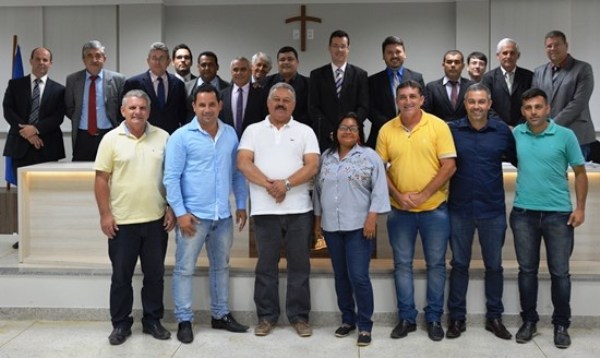 Vereadores eleitos (e reeleitos) acompanham sessão na Câmara de Linhares