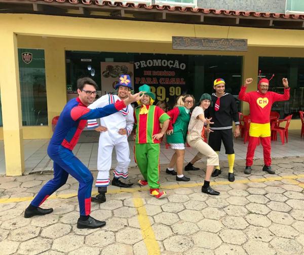 Turma do Chaves e outros personagens em restaurante de Linhares